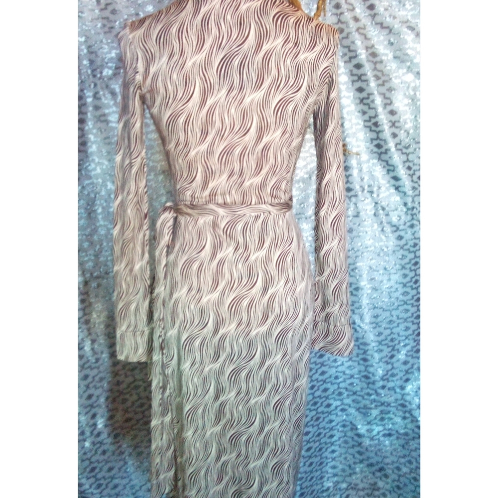 D vonFerstenberg 100% Silk Wrap Around Dress - Picture 3 of 6